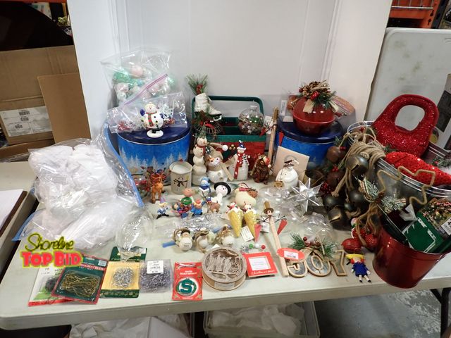 Lot 59-41892 - Large Christmas lot
