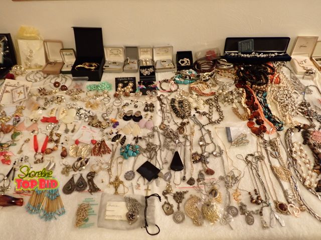 Lot 59-43299 - Large Vintage Costume Jewelry Lot, Very Nice Collector Pieces