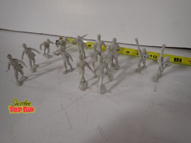 Lot 59-43115 - 14 Marx Army Men Plastic Soldiers 2 1/2" - 2 3/4" tall World War II German (Grey)