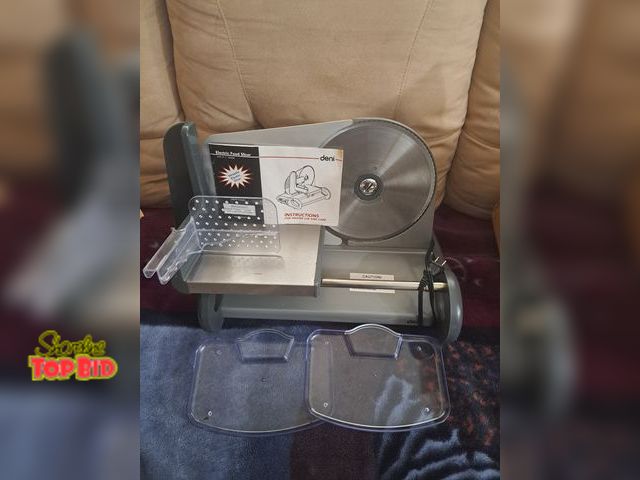 Lot 59-76027 - Electric Meat slicer..works good..does have Crack in one of handles