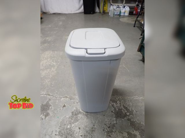Lot 59-41038 - 13-Gallon Plastic Trash Can