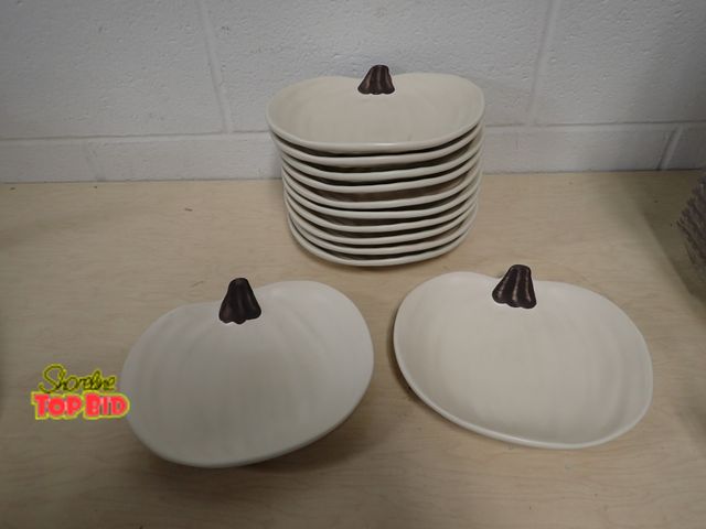 Lot 59-41330 - 12 Pottery Barn Pumpkin Plates, Ceramic, Dishwasher Safe - Excellent Condition - No Chips or Cracks