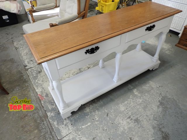 Lot 59-50131 - Broyhill Sofa Table with 2 Drawers