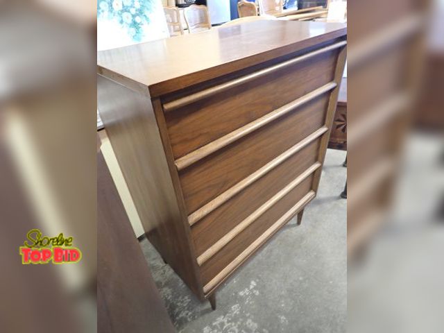 Lot 59-50239 - Beautiful Bassett mid-century mid-tall boy 4 drawer dresser chest great condtion 43" X 34" X18" dept...