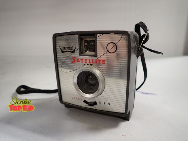 Lot 59-14339 - 1950s Mid-Century Imperial Satellite B &amp; W 127 Flash Camera