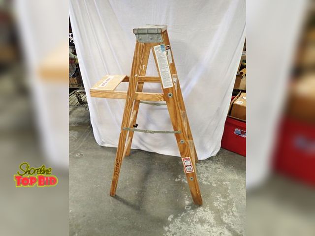 Lot 59-21038 - Werner 4-foot Wood Step Ladder, 200 lb Load Capacity