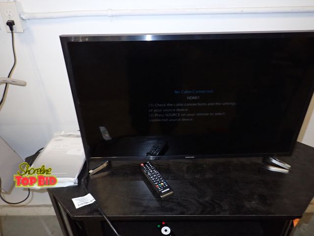 Lot 59-43808 - Samsung LED TV Flat Screen Television with Remote, Tested - Working, 32"