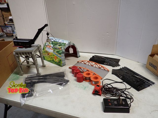 Lot 59-24106 - Lionel Train Accessories, Also, Marx Litho Tunnel