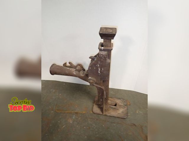 Lot 59-14426 - Kalamazoo Supply Co. No. 1 Antique Railroad Jack 24 1/2" tall