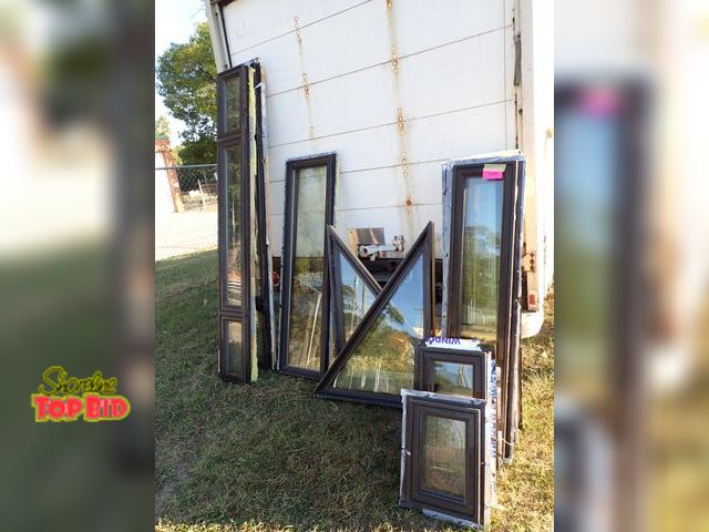Shoreline Top Bid - Lot 59-31499 - 12 used windows various size's and ...