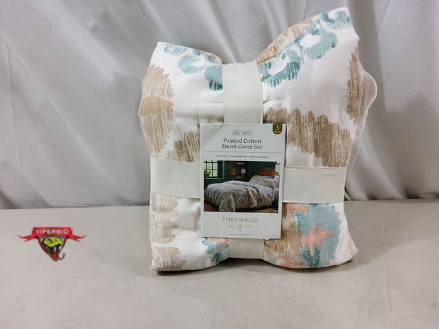 Lot 7-132579 - 3-piece printed cotton duvet cover set. Includes duvet and (2) Shams.