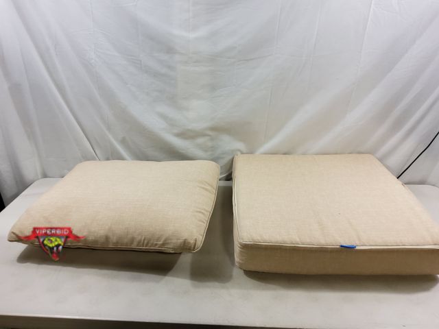 Lot 7-131311 - Homeycomb Essential outdoor cushion set. Seat is 24" X 24" and Pillow is  24" X 20".