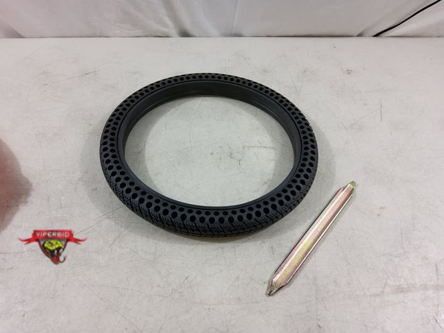 Lot 7-133008 - Catazer 14" Kids bike tire.
