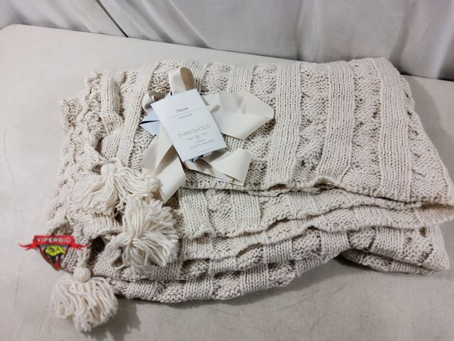 Lot 7-135647 - 50" X 50" Throw.