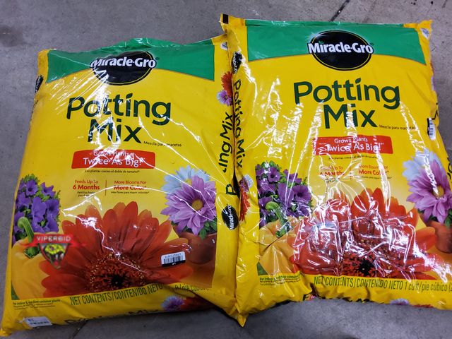 Lot 7-132457 - (2) Bags of Miracle Gro potting soil 28.3L (1 cu. ft)
