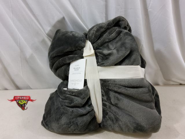 Lot 7-132592 - Full / Queen microplush blanket.
