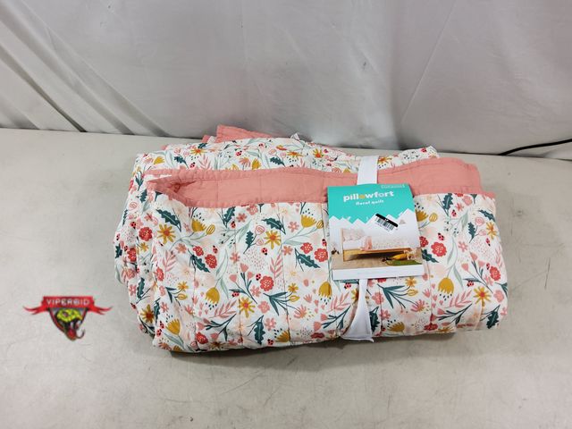 Lot 7-134291 - Full / Queen Comforter. 88" X 88".
