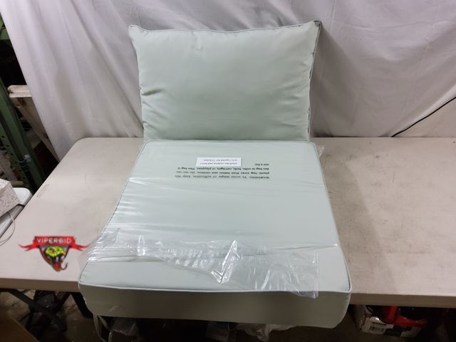 Lot 7-133404 - 24" X 24" X 5" Seat cushion set.