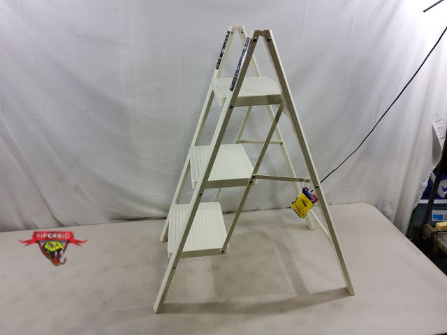 Lot 7-130832 - 3-Step Metal Step Ladder. Step  height: 26-1/2".
