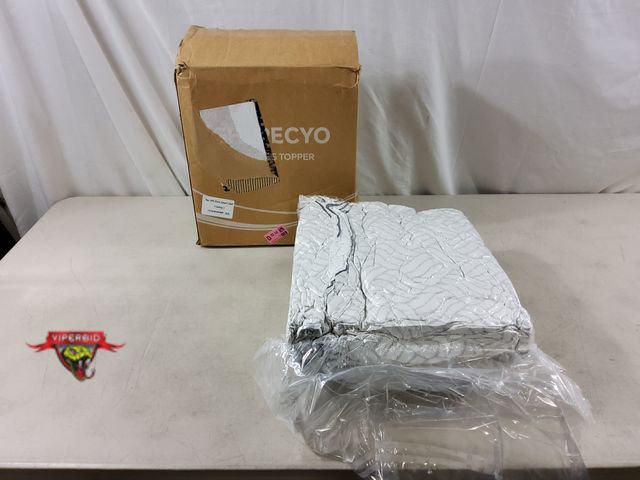 Lot 7-133539 - Looks new! Ghlpecyo queen size mattress topper.