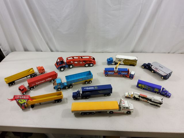Lot 7-123571 - Lot of assorted die-cast semi's with trailers. Some vintage!