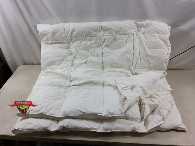 Lot 7-134394 - 90" X 90" Duck feather fiber (60%) and Duck feather (40%) Comforter.