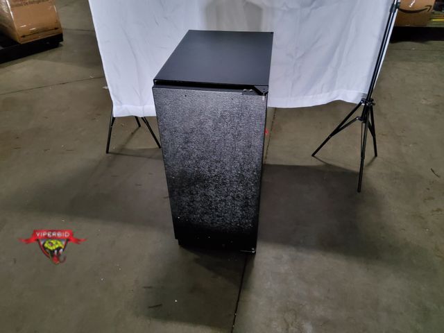 Lot 7-131926 - Marvel MLCP215-IS01B is a 15-inch built-in panel ready undercounter clear ice machine. It features a...