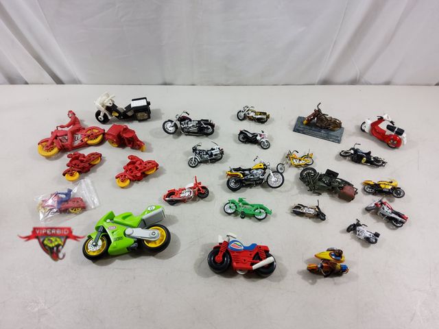 Lot 7-123570 - Lot of assorted die-cast / plastic / tin motorcycles.