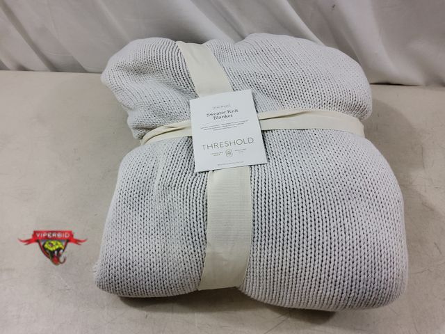 Lot 7-132472 - Full / Queen Sweater knit blanket. 90" X 92".