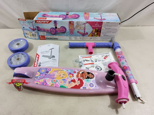 Lot 7-131579 - Huffy Disney Princess tilt 'n turn scooter. 3+ years.