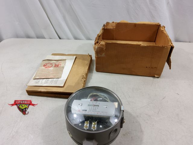 Lot 7-134391 - Honeywell gas pressure switch. C437C-1002