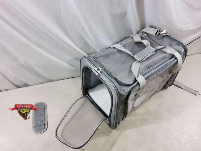 Lot 7-132541 - Soft side pet carrier. 21" X 11" X 14".