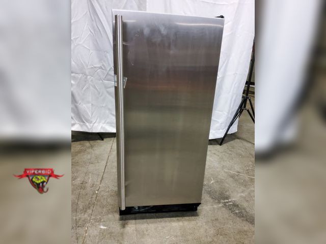Lot 7-133439 - Marvel MLCR215-SS01B is a 15" Crescent ice maker with stainless steel door. Produces up to 25 lbs of...