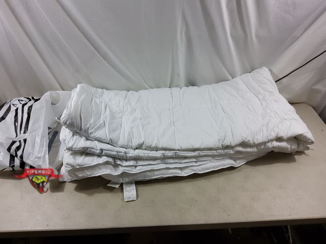 Lot 7-134302 - Cohome 90" X 102" Comforter duvet insert.