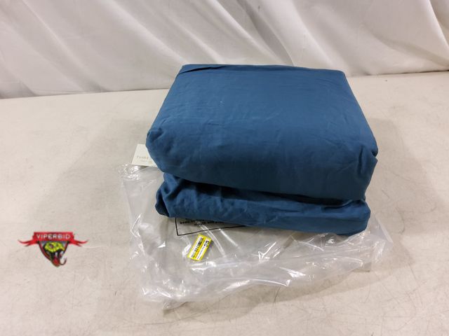 Lot 7-132486 - New! King duvet &amp; sham set. Duvet is 108" X 94". Shames are 20" X 36".