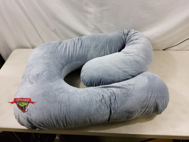 Lot 7-130855 - MomCozy body pillow.