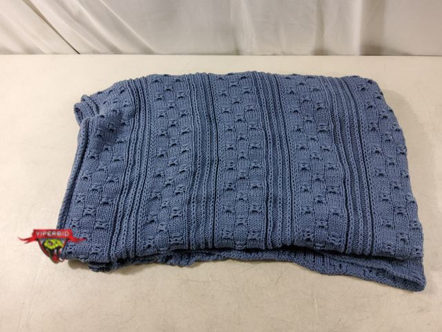 Lot 7-133530 - 50" X 60" Knit throw.