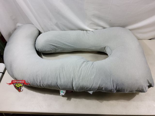 Lot 7-131278 - Momcozy Body Pillow