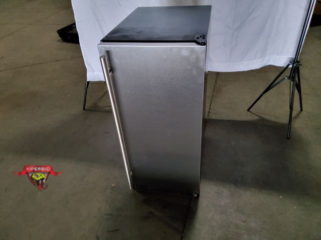 Lot 7-131922 - U-Line UHCP115-SS81A is a premium 15-inch 1 Class stainless steel door undercounter clear ice machin...