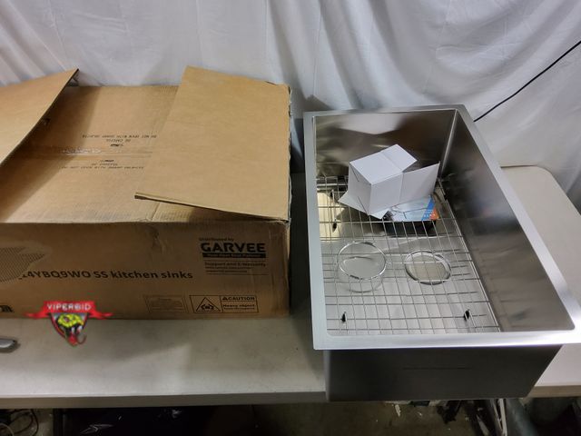 Lot 7-134412 - Garvee stainless steel undermount kitchen sink. 30" X 18" X 10".