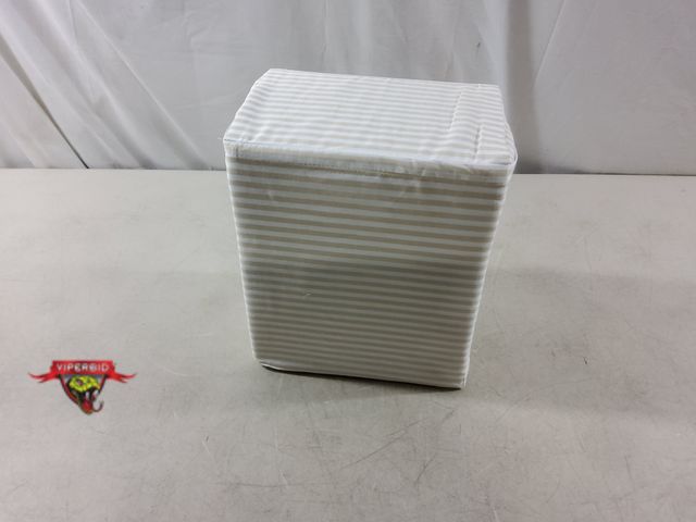 Lot 7-135619 - King size sheet set. Includes flat sheet, fitted sheet, and pillowcases.