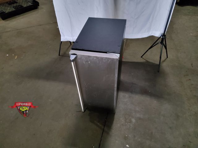 Lot 7-131925 - Marvel MPCP415-SS81A is a premium 15-inch built-in or freestanding professional undercounter clear i...