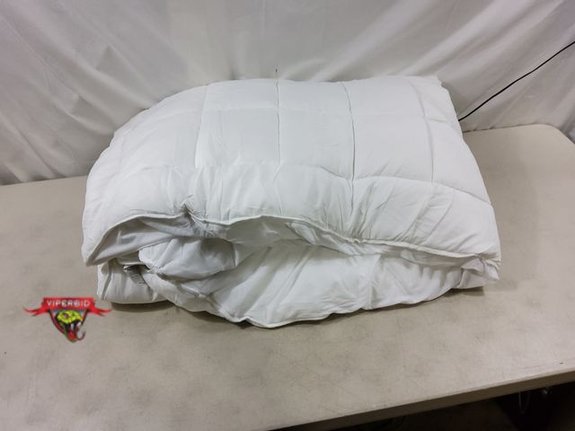Lot 7-130365 - 72" X 84" X 18" Easeland Mattress cover topper.