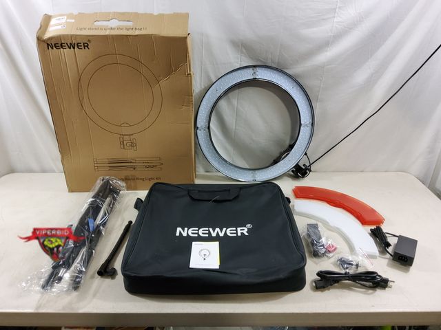 Lot 7-134427 - Neewer RL-18 Smartphone ring light.