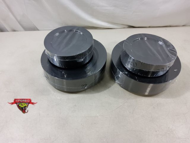 Lot 7-130710 - New! (200) Plastic plates. Includes (100) 10" and (100) 7".