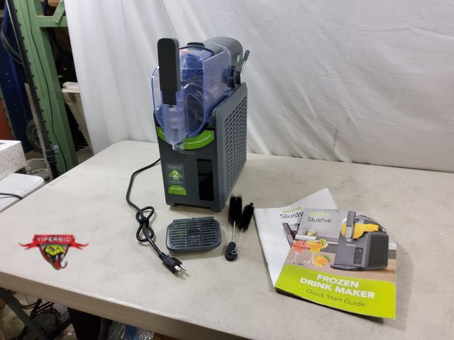 Lot 7-133336 - Iniviva slushie frozen drink maker. Tested to power on. Appears lightly used.