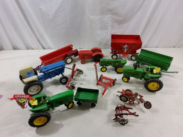 Lot 7-123767 - Lot of assorted die cast tractors / tractor accessories.