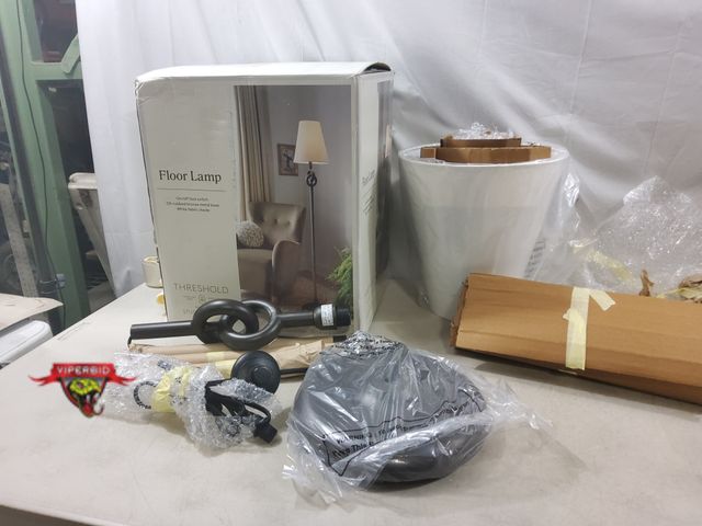 Lot 7-132874 - Floor lamp with on/off foot switch. 61-7/8"H.