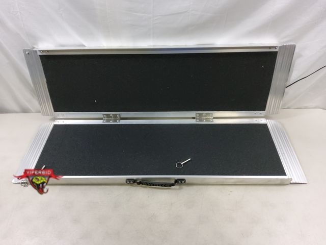 Lot 7-130321 - Loezora 4 ft. Aluminum / Portable wheelchair ramp.