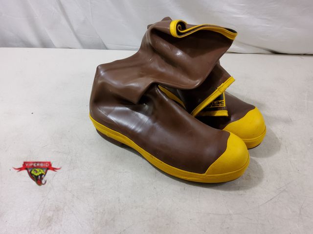 Lot 7-131141 - Pair of Servus Chembreaker fire boots. Size: 13.